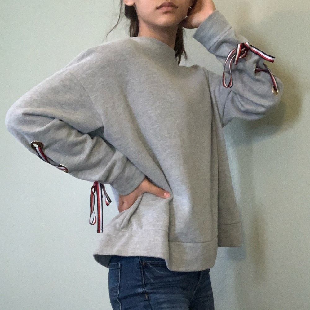 Gray Tommy Hilfiger sweatshirt